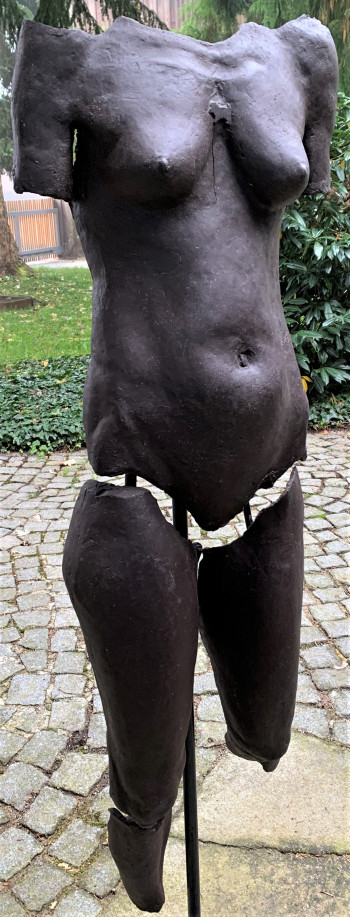 Nr. 13 Frauentorso mit Hund 2002 Keramik Eisen H ca. 165 cm
